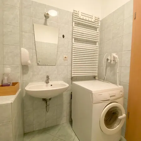 2 Bedroom Spacious Flat Near Opera, Andrassy Bld بودابست