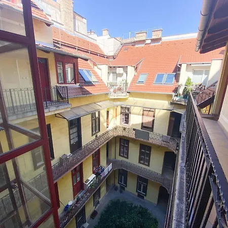 2 Bedroom Spacious Flat Near Opera, Andrassy Bld Apartament